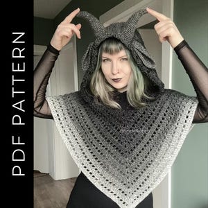 Może przedstawiać: Szydełkowy poncho z kapturem w odcieniach szarości, z kapturem z rogami. Tekst "PDF PATTERN" jest widoczny po lewej stronie obrazu. Poncho ma trójkątny kształt i ażurowy splot.