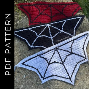 Könnte beinhalten: Drei gehäkelte Dreieckstücher in Rot, Schwarz und Weiß, jedes mit einem kontrastierenden geometrischen Design. Die Tücher sind auf einer Steinoberfläche angeordnet. Der Text "PDF PATTERN" befindet sich auf der linken Seite des Bildes.