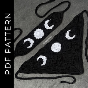 Puede incluir: Top y diadema de ganchillo negros con diseños de fases lunares blancas. El top es triangular y la diadema rectangular. El texto "PDF PATTERN" está a la izquierda. La marca de agua @ szydełkoperz es visible.