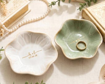 Op maat gemaakt keramisch dienblad voor verloofde ringen – gepersonaliseerd huwelijkscadeau voor meneer en mevrouw, op maat gegraveerd schaaltje voor sieraden met naam en datum