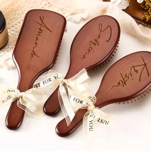 Peigne à cheveux personnalisé en bambou pour demoiselle d'honneur, cadeau pour les demoiselles d'honneur, peignes en bois gravés avec les noms