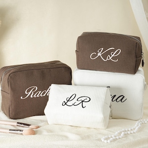 Trousse à cosmétiques gaufrée brodée : trousse de toilette monogramme personnalisée, trousse de maquillage de demoiselle d'honneur, cadeau de douche nuptiale, cadeau pour elle, cadeau pour femme