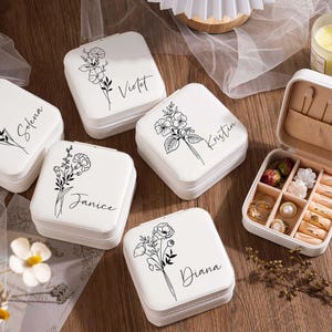 Gravierte Schmuckschatulle, personalisierte Leder Schmuckschatulle, Brautjungfer Geschenke, Brautparty Geschenke, Geburts-Blumen Schmucketui, Weihnachtsgeschenke