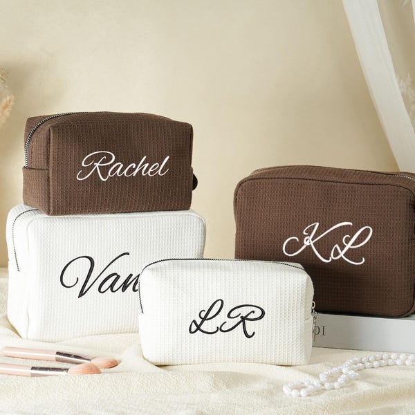 Trousse à cosmétiques gaufrée brodée : trousse de toilette monogramme personnalisée, trousse de maquillage de demoiselle d'honneur, cadeau de douche nuptiale, cadeau pour elle, cadeau pour femme