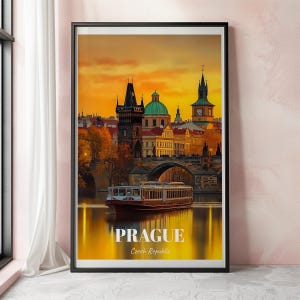 Pode incluir: Um pôster de viagem vintage que apresenta uma vista panorâmica de Praga, República Checa. O pôster mostra uma ponte com um barco na água e vários edifícios ao fundo, incluindo uma igreja com uma cúpula verde. O céu é de um laranja e amarelo vibrantes, o que sugere um pôr do sol.