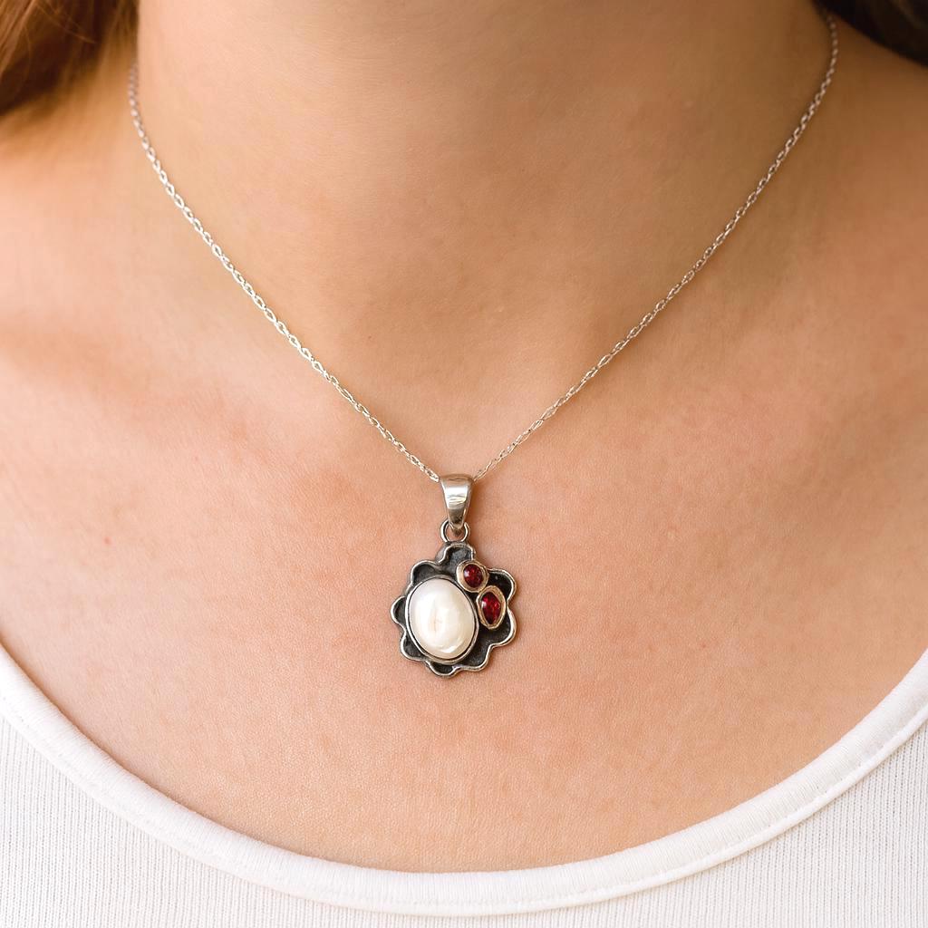 Collana Con Ciondolo Realizzata Ad Uncinetto Con Filato Gioiello Di Colore Argento E Mezzi Cristalli Azzurri