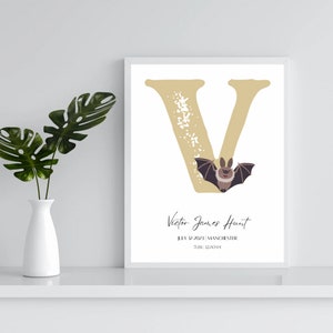 Impresión de nombre personalizada, Impresión personalizada, Letrero imprimible con inicial V, Arte mural personalizado, Habitación infantil, Dormitorio, Bebé niño, Murciélago vampiro