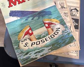 Puede incluir: Una pila de números antiguos de la revista MAD. La portada de la revista superior presenta el logotipo de MAD en rojo, el texto "40 CHEAP" y una ilustración de piernas y pies con zapatillas rojas flotando en el agua sobre un anillo que dice "S. POSEIDON".