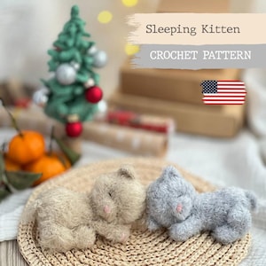 Może przedstawiać: Dwa wzory amigurumi śpiących kociąt na szydełku. Kocięta leżą na plecionym słomianym dywaniku. Wzór jest dostępny w języku angielskim i zawiera flagę USA.