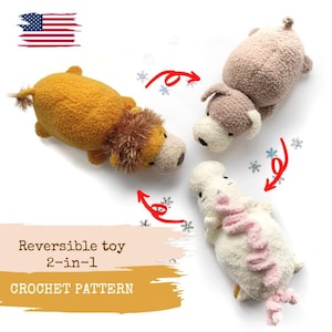 Puede incluir: Un patrón de crochet para un juguete reversible 2 en 1. La imagen muestra un león, un perro y un dinosaurio. El león es amarillo y marrón, el perro es marrón y blanco, y el dinosaurio es blanco y rosa. El texto dice "Reversible toy 2-in-1 CROCHET PATTERN."
