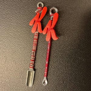 Mini colgante de cuchara Special K: pala con dije de la letra K para resina, purpurina o kits con efecto divertido.