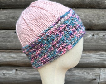 Gorro acrílico de punto con textura de arcoíris rosa y morado, corona en rosa pálido jaspeado y detalle de costuras en relieve