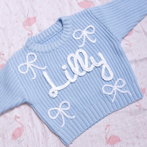 ベビー用手刺繍リボンセーター、名前入りセーター、可愛い女の子用セーター、名前入り新生児用セーター、赤ちゃんへのパーソナライズギフト