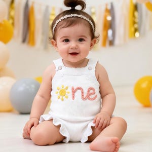 Pelele personalizado con nombre de bebé, vestido con volantes para niña, mono bordado a mano, conjunto de verano para bebé, regalo para su primer cumpleaños. imagen 1