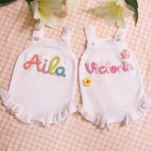 Pelele personalizado con nombre de bebé, vestido con volantes para niña, mono bordado a mano, conjunto de verano para bebé, regalo para su primer cumpleaños. imagen 9