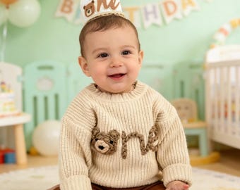 Suéter personalizado para bebé de primer cumpleaños, suéter de osito de peluche, suéter de osito bordado a mano, suéter para bebé niño pequeño, atuendo para el primer cumpleaños de Beary