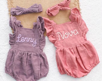 Pelele de bebé personalizado con nombre personalizado y volantes, mono de muselina de algodón orgánico, conjunto bordado de verano para niña, regalo para recién nacida.
