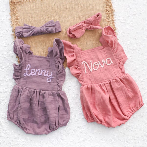 Pelele de bebé personalizado con nombre personalizado y volantes, mono de muselina de algodón orgánico, conjunto bordado de verano para niña, regalo para recién nacida.