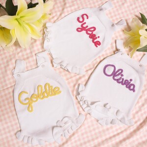 Pelele personalizado con nombre de bebé, vestido con volantes para niña, mono bordado a mano, conjunto de verano para bebé, regalo para su primer cumpleaños. imagen 7