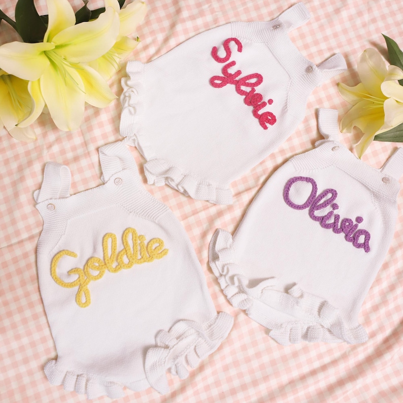 Pelele personalizado con nombre de bebé, vestido con volantes para niña, mono bordado a mano, conjunto de verano para bebé, regalo para su primer cumpleaños. imagen 7