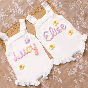 Pelele personalizado con nombre de bebé, vestido con volantes para niña, mono bordado a mano, conjunto de verano para bebé, regalo para su primer cumpleaños. imagen 3
