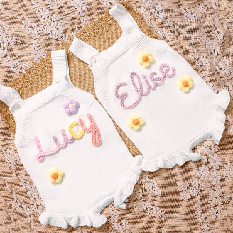 Pelele personalizado con nombre de bebé, vestido con volantes para niña, mono bordado a mano, conjunto de verano para bebé, regalo para su primer cumpleaños. imagen 3