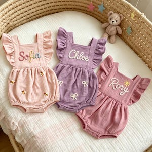 Personalisierter Baby-Strampler, Rüschenstrampler mit Namensaufdruck, Baumwoll-Bubble-Strampler aus Musselin, besticktes Sommeroutfit für Mädchen, Geschenk zur Geburt