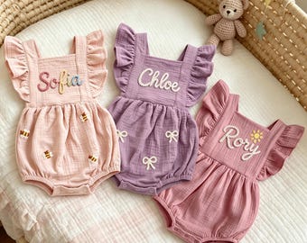 Pelele de bebé personalizado con nombre personalizado y volantes, mono de muselina de algodón orgánico, conjunto bordado de verano para niña, regalo para recién nacida.