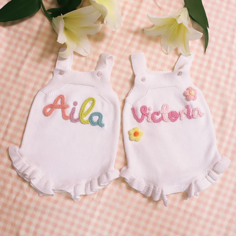 Pelele personalizado con nombre de bebé, vestido con volantes para niña, mono bordado a mano, conjunto de verano para bebé, regalo para su primer cumpleaños. imagen 9