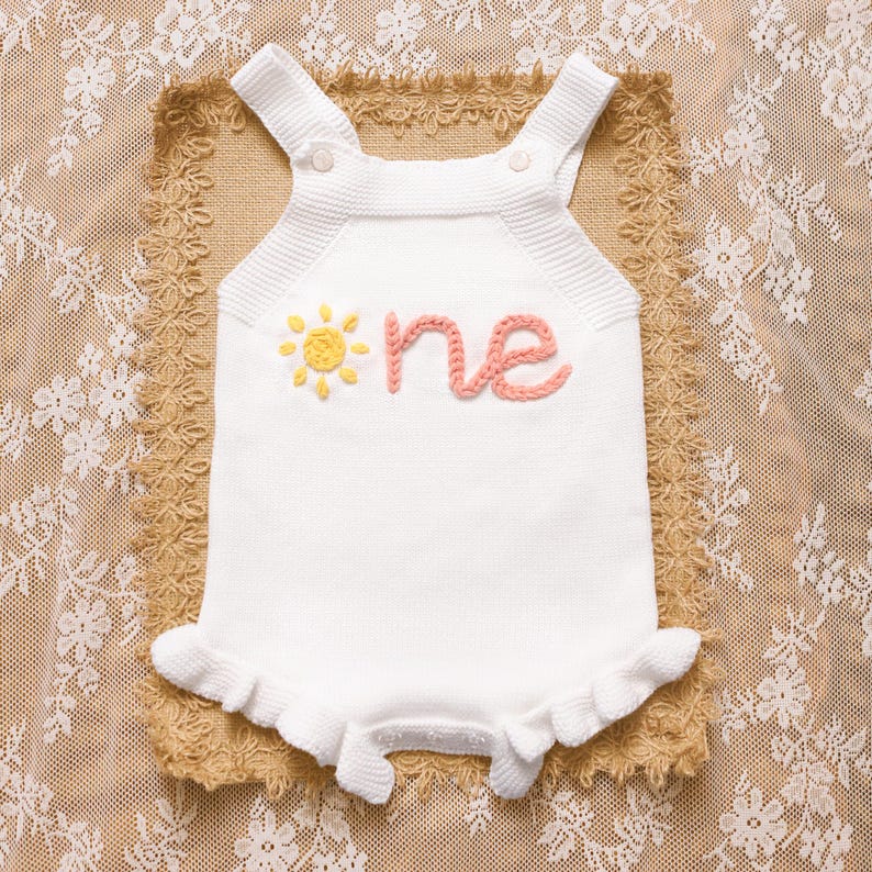 Pelele personalizado con nombre de bebé, vestido con volantes para niña, mono bordado a mano, conjunto de verano para bebé, regalo para su primer cumpleaños. imagen 2