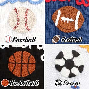 Puede incluir: Cuatro dise&ntilde;os bordados de balones deportivos: b&eacute;isbol, f&uacute;tbol americano, baloncesto y f&uacute;tbol. Cada dise&ntilde;o est&aacute; sobre un fondo de diferente color. Las palabras "Baseball", "Football", "Basketball" y "Soccer" est&aacute;n escritas debajo de cada bal&oacute;n.
