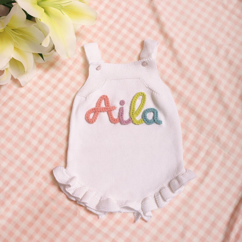 Pelele personalizado con nombre de bebé, vestido con volantes para niña, mono bordado a mano, conjunto de verano para bebé, regalo para su primer cumpleaños. imagen 5
