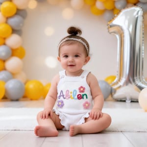 Pelele personalizado con nombre de bebé, vestido con volantes para niña, mono bordado a mano, conjunto de verano para bebé, regalo para su primer cumpleaños. imagen 8