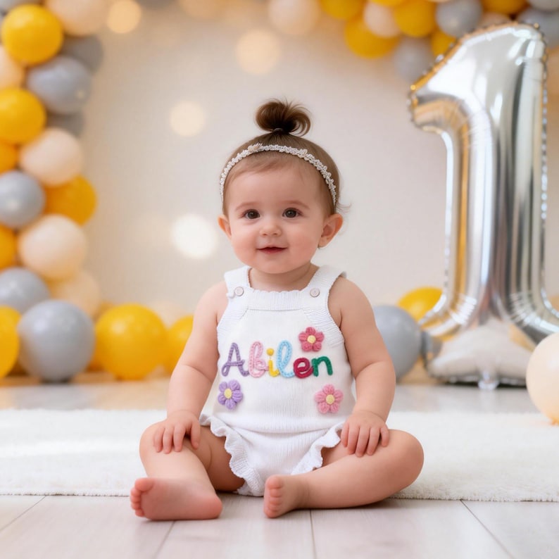 Pelele personalizado con nombre de bebé, vestido con volantes para niña, mono bordado a mano, conjunto de verano para bebé, regalo para su primer cumpleaños. imagen 8