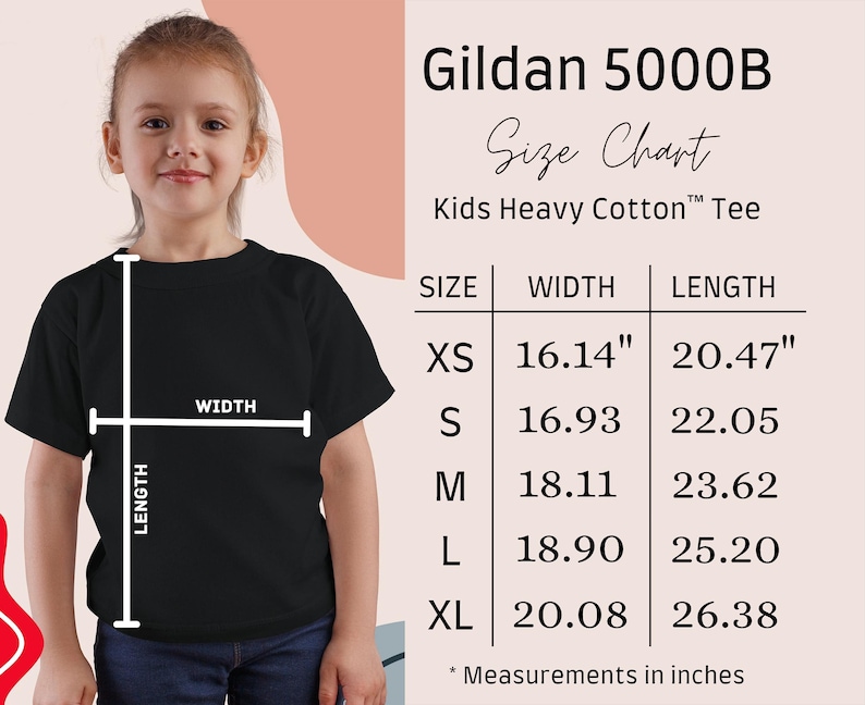 Puede incluir: Una camiseta negra para ni&ntilde;os de algod&oacute;n pesado con una tabla de tallas. La tabla muestra las medidas en pulgadas para las tallas XS a XL. Las medidas de ancho var&iacute;an de 41 cm a 51 cm, y las medidas de largo var&iacute;an de 52 cm a 67 cm.