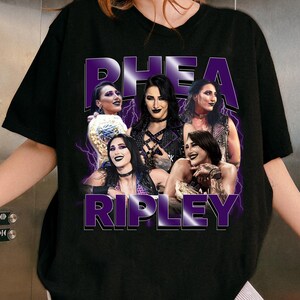 Puede incluir: Una taza de cer&aacute;mica blanca con un asa negra y el texto "But First, Coffee" en negrita negra. La taza se encuentra sobre un fondo neutro, resaltando su dise&ntilde;o simple.