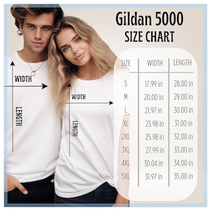 Puede incluir: Tabla de tallas Gildan 5000 con medidas en pulgadas. La tabla incluye tallas de la S a la 5XL, con las medidas correspondientes de ancho y largo. Dos personas visten camisetas blancas de cuello redondo. Las palabras "ANCHO" y "LARGO" est&aacute;n etiquetadas con flechas.