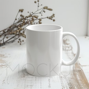 Könnte beinhalten: Weiße Keramik-Kaffeetasse mit Henkel, die auf einer weiß gestrichenen Holzoberfläche steht. Die Tasse ist leer und bereit für die Personalisierung.