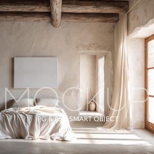 Peut inclure: Intérieur de chambre aux tons neutres, avec un lit recouvert d'une couette et d'oreillers crème. Une toile blanche vierge est accrochée au mur. La pièce comprend une fenêtre à encadrement en bois, un rideau transparent et des poutres apparentes.