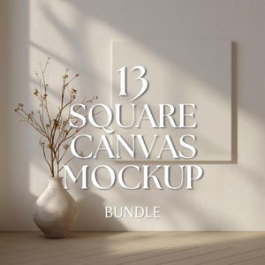 Puede incluir: Una maqueta de lienzo cuadrada con el texto "13 SQUARE CANVAS MOCKUP BUNDLE" se muestra en una pared. Un jarrón con flores secas se encuentra en un suelo de madera, con sombras de la luz solar.