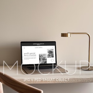 Peut inclure: Un ordinateur portable affiche une page web avec le texte "muitte special Berry Granitas" sur un bureau en bois. Une lampe de bureau dorée est à droite. Une chaise en bois est au premier plan. L'arrière-plan est beige neutre.