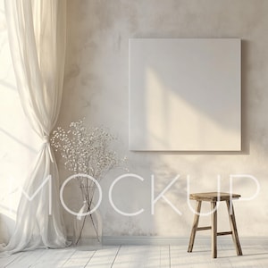 Puede incluir: Una maqueta de lienzo blanco colgada en una pared texturizada con un taburete de madera delante. Un jarrón con flores blancas se encuentra en el suelo junto a una cortina blanca transparente.