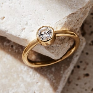 Anillo de diamantes cultivados en laboratorio: 0,5 quilates engastados en bisel redondo en oro de 14 k