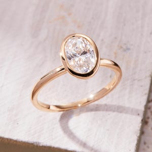 Anillo de compromiso con diamantes cultivados en laboratorio ovalados: engaste de bisel en oro amarillo de 14 quilates, con certificación IGI
