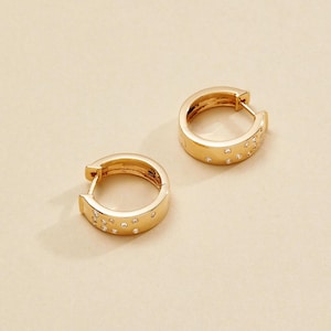 Funkelnde 14K Gold Diamant Huggie Creolen | Zarte Pave Lab Diamanten | Minimalist Luxus Ohrringe | Geschenk für sie | Muttertags Geschenk