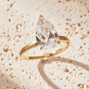3.10 Carat Pear Shaped Lab-Grown Diamond Engagement Ring | wedding ring | 14K Gold | IGI Certified | E Color | VS1 Clarity