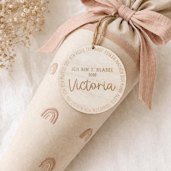 Ich bin erste Klasse Anhänger für die Schultüte mit Name aus Holz, Schulanfang Geschenk, Deko Einschulung, Holzschild Schule personalisiert