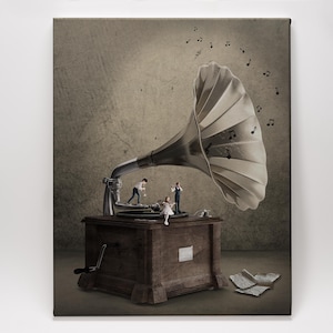 Op de afbeelding: Een vintage grammofoon met een grote, zilveren hoorn speelt muziek. Miniatuurfiguren van mensen staan rond de grammofoon, alsof ze een concert geven.