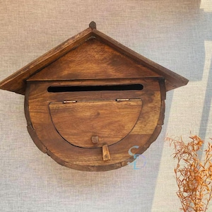 Buzón rústico de madera de teca para montar en la pared, diseño de casa pequeña con techo inclinado impermeable, puerta con pestillo para correo y cartas, buzón de teca hecho a mano