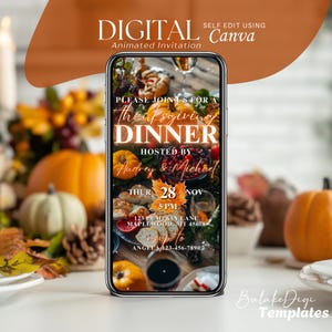 Peut inclure: Une invitation numérique pour un dîner de Thanksgiving affichée sur un smartphone. L'invitation comprend le texte "Thanksgiving Dinner", la date, l'heure et le lieu. L'image présente également des citrouilles, de la nourriture et des feuilles d'automne.